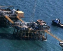 В США ищут нефтяников пропавших после взрыва в Мексиканском заливе. 